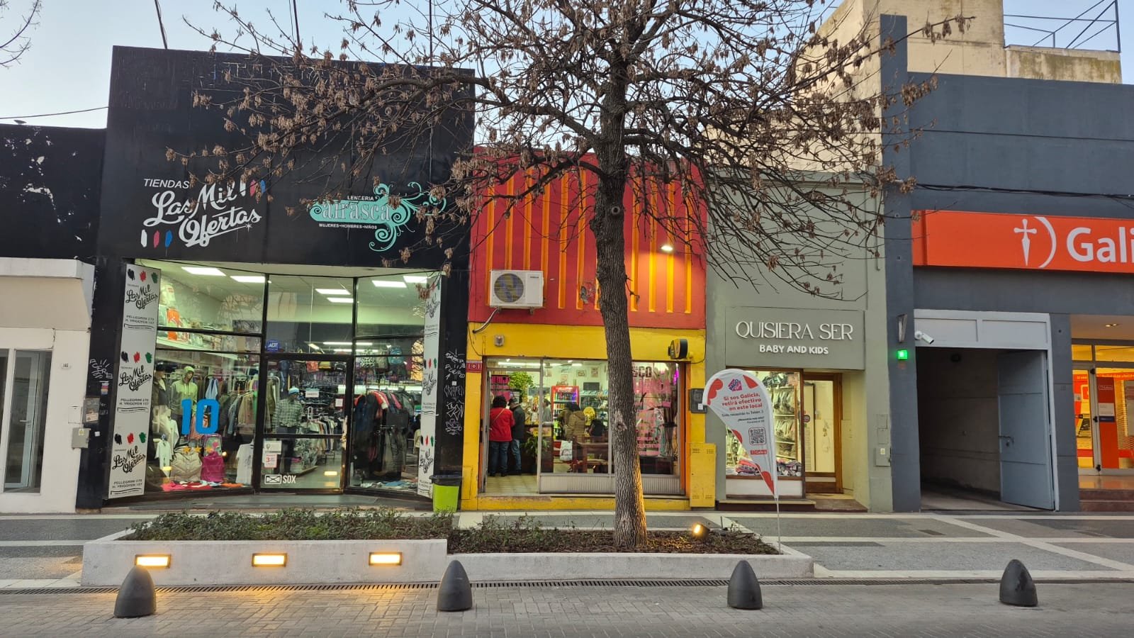 Tres Locales Comerciales en Venta en Yrigoyen Nº 157