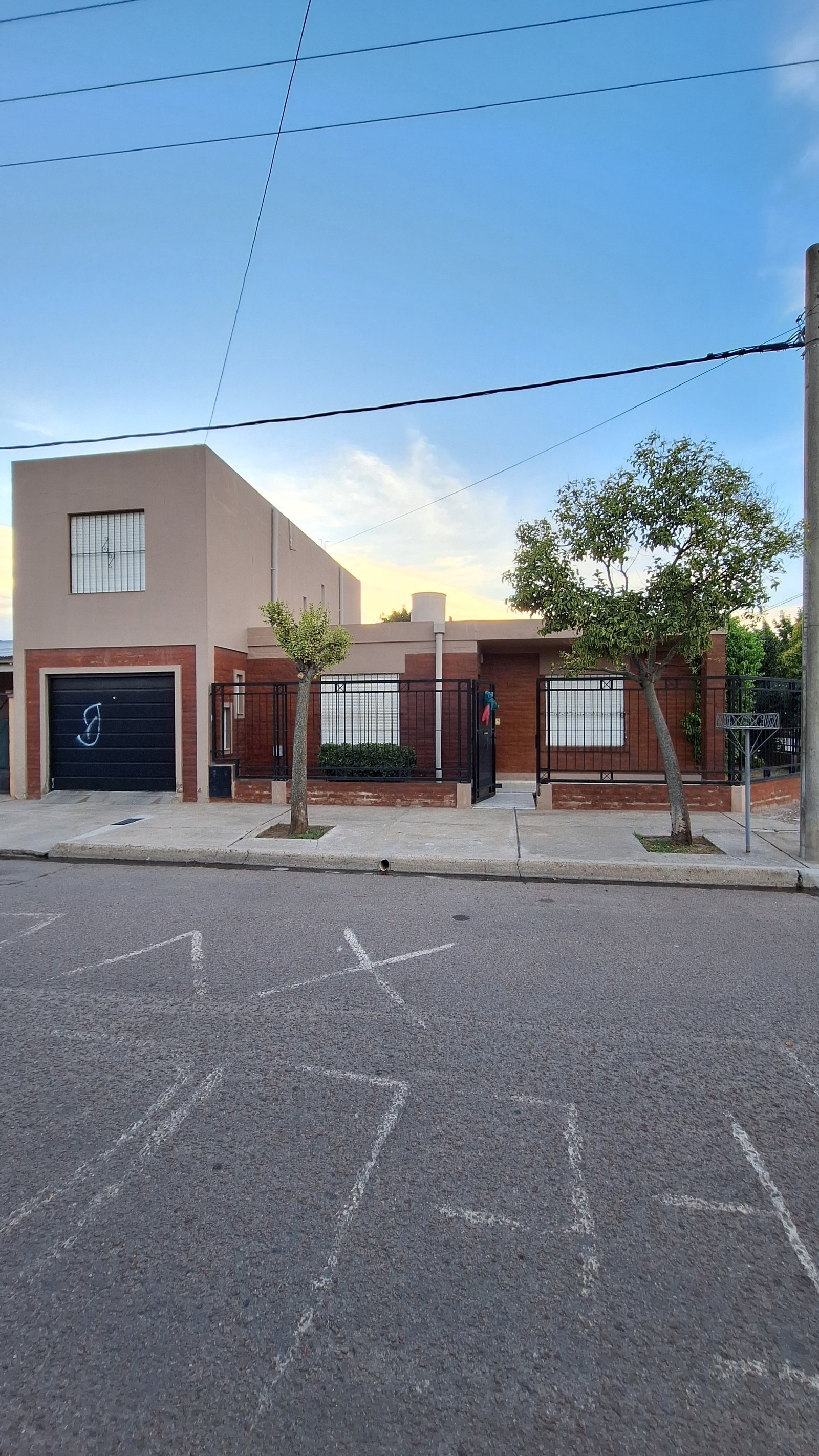 Casa en venta de cuatro dormitorios en Garay Vivas N° 2100